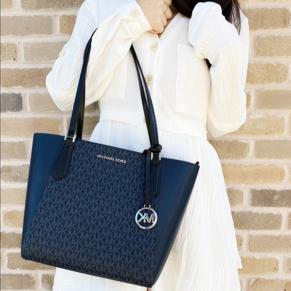 Sale ‼️‼️👜💕-NWT Michael Kors Tote - Picture 2 of 8